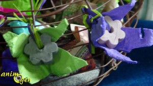 Jouet de foraging pour nos perroquets : la cocotte de printemps (argile, boîte à oeufs et papillotes)