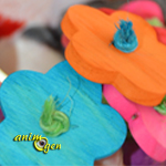 Jouet de patte à fabriquer pour nos perroquets : fleurs en bois et sisal coloré