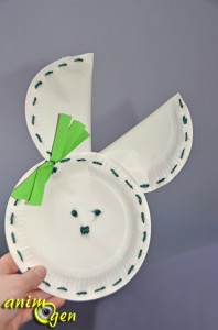 Le lapin, un jouet de foraging pour perroquet à fabriquer soi-même avec des assiettes en carton
