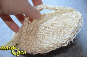 Jouet pour perroquet par détournement d'objet : gant pelote de sisal (Karawan)