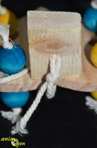 Jouet pour perroquet à fabriquer : un sapin de bois décoré à fourrager pour Noël