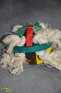 Jouet de patte pour perroquet : balle de bois et corde (Parrot Parcel)