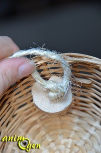 Fabriquez un jouet pour perroquets avec un panier, du bois et du sisal (macramé)