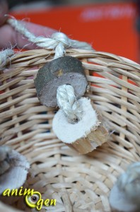 Fabriquez un jouet pour perroquets avec un panier, du bois et du sisal (macramé)