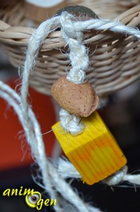 Fabriquez un jouet pour perroquets avec un panier, du bois et du sisal (macramé)
