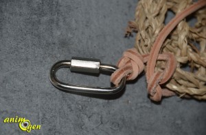 Une petite poignée violette de 3,5 cm X 3 cm en forme de bouchon de champagne vient s'ajouter à cette liste.  Des lanières de cuir de 3 mm d'épaisseur maintiennent les pièces autres que les étoiles.