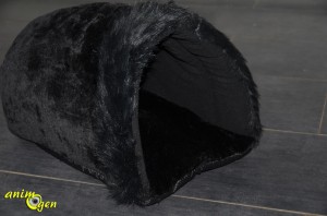 Si le fabricant le recommande pour les chats, les dimensions spacieuses du Sac Royal Pet Black XXL rendent également son emploi possible pour les chiens de petite taille et nos amis furets. C'est d'ailleurs pour ces derniers que nous l'avons testé, aussi une petite bride en élastique a-t-elle été cousue en prime à l'extérieur, sur le haut du tunnel, pour lui éviter d'être renversé et promené dans leur cage. Un petit mousqueton permet alors la fixation aux barreaux de cette dernière.