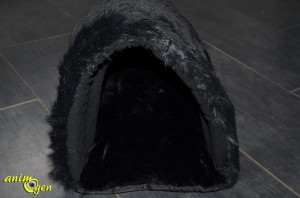 Si le fabricant le recommande pour les chats, les dimensions spacieuses du Sac Royal Pet Black XXL rendent également son emploi possible pour les chiens de petite taille et nos amis furets. C'est d'ailleurs pour ces derniers que nous l'avons testé, aussi une petite bride en élastique a-t-elle été cousue en prime à l'extérieur, sur le haut du tunnel, pour lui éviter d'être renversé et promené dans leur cage. Un petit mousqueton permet alors la fixation aux barreaux de cette dernière.